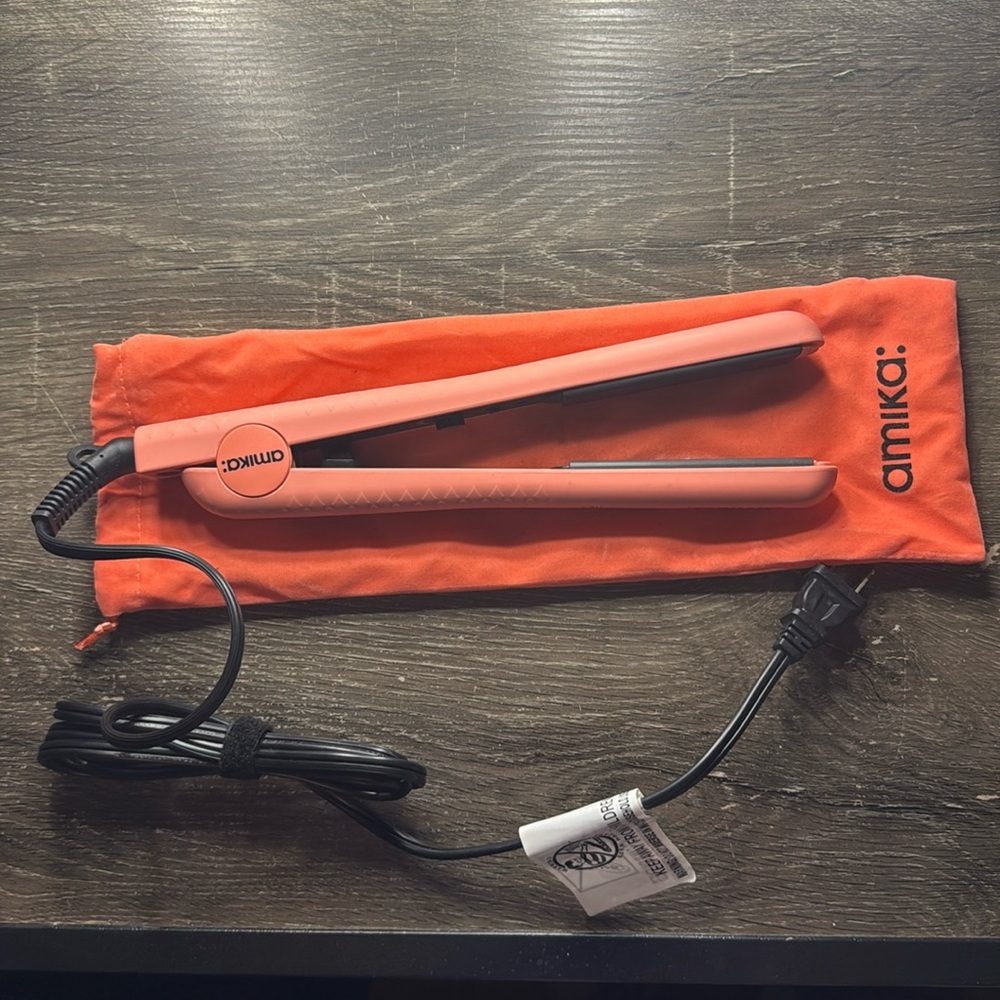 Amika straightener